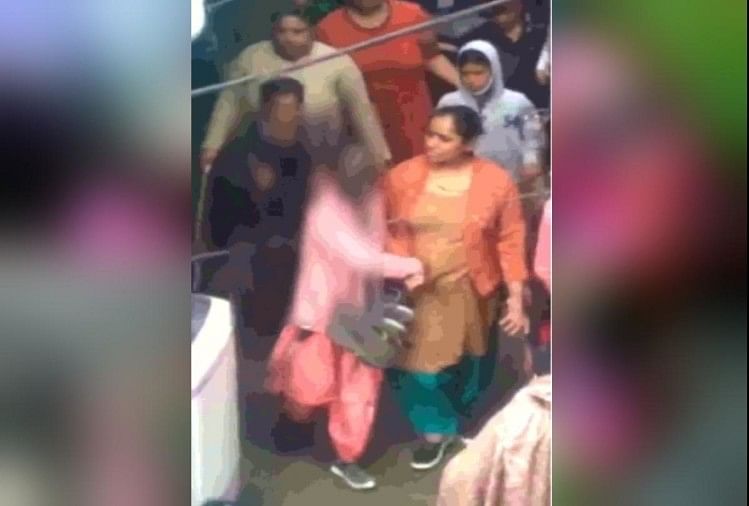 दिल्ली में दरिंदगी की हदें पार: महिला को पीटकर किया अधमरा, कैंची-उस्तरे से काटे बाल, वायरल वीडियो उड़ा देगा आपके होश महिला का मुंह काला कर, सिर मुंडा कर गली में घुमाते आरोपी