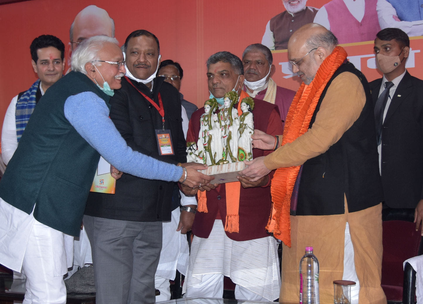 कोटा में केंद्रीय मंत्री अमित शाह को राम दरबार भेंट करते भाजपा नेता।