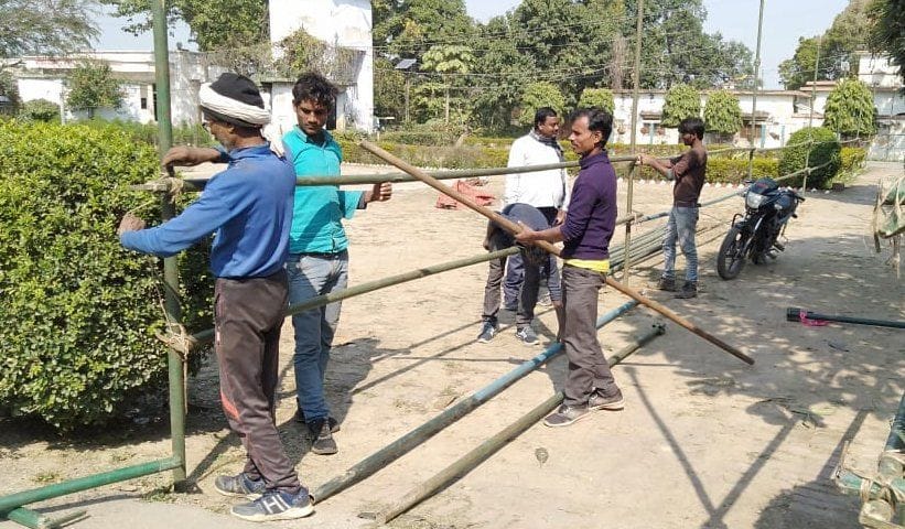 अफीम कोठी विधानसभा चुनाव नामांकन स्थल पर बैरी केटिंग करते कर्मचारी। संवाद अफीम कोठी विधानसभा चुनाव नामांकन स्थल पर बैरी केटिंग करते कर्मचारी। संवाद