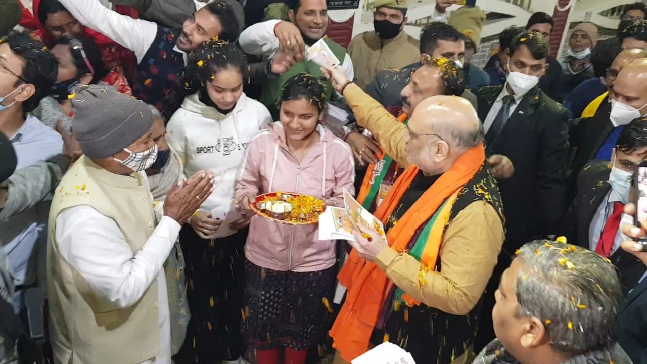 शारदा नगर में जनसंपर्क करते केंद्रीय गृह मंत्री अमित शाह शारदा नगर में जनसंपर्क करते केंद्रीय गृह मंत्री अमित शाह