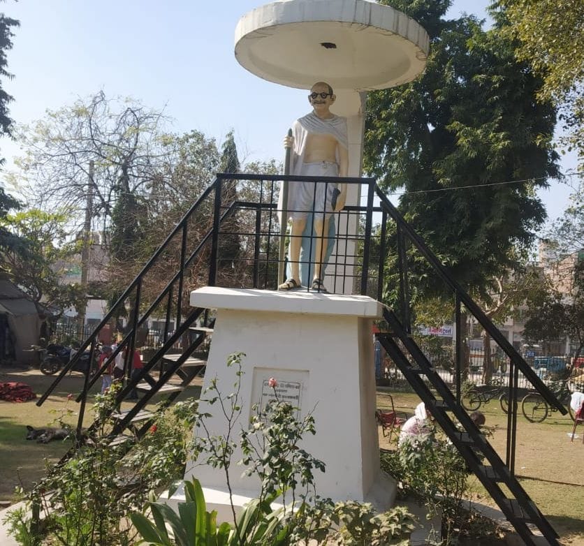 अनाज मंडी स्थित पार्क में स्थित महात्मा गांधी की प्रतिमा।