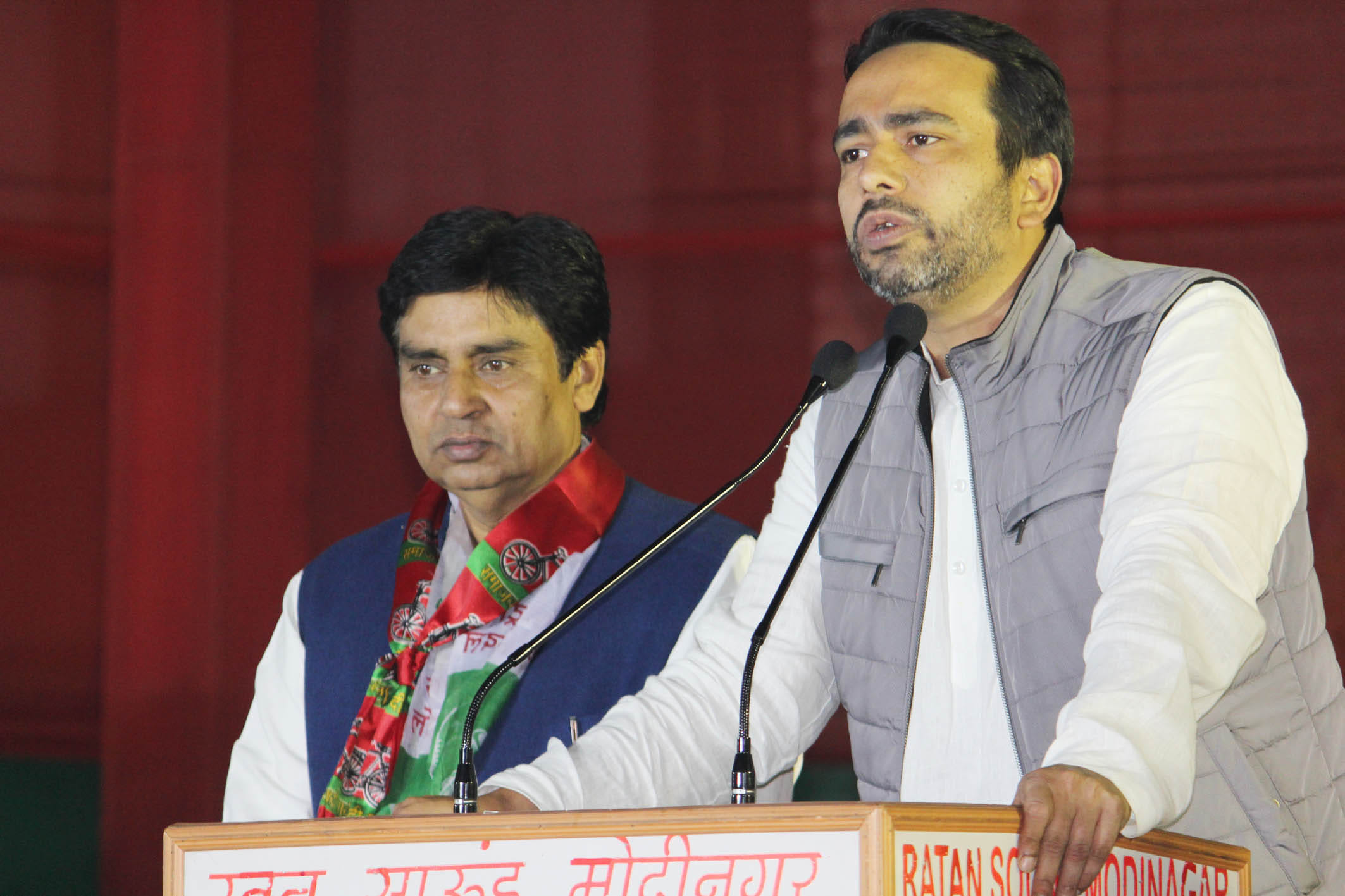 गढ़ में आयोजित सभा में लोगों को संबोधित करते जयंत चौधरी। गढ़ में आयोजित सभा में लोगों को संबोधित करते जयंत चौधरी।