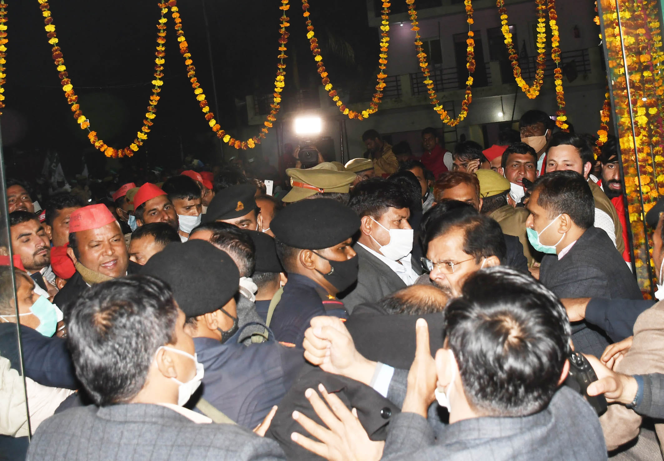 गढ़ प्रेस वार्ता कक्ष में आने के लिए पुलिस फोर्स से नोकझोंक करते कार्यकर्ता। गढ़ प्रेस वार्ता कक्ष में आने के लिए पुलिस फोर्स से नोकझोंक करते कार्यकर्ता।