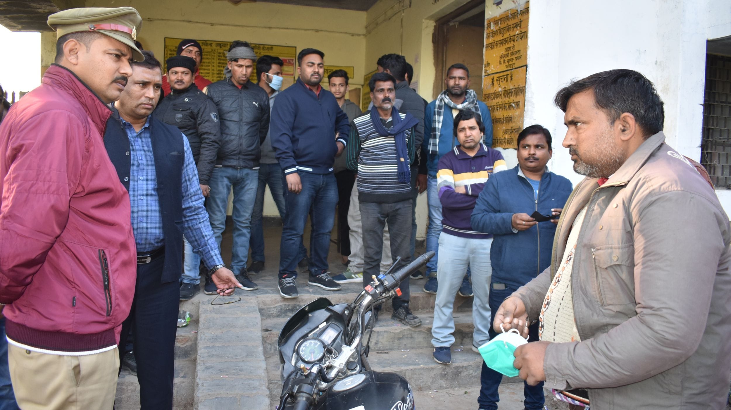 आबूनगर उपकेंद्र में पकड़े गए फर्जी एसडीओ से पूंछतांछ करती पुलिस। संवाद आबूनगर उपकेंद्र में पकड़े गए फर्जी एसडीओ से पूंछतांछ करती पुलिस। संवाद
