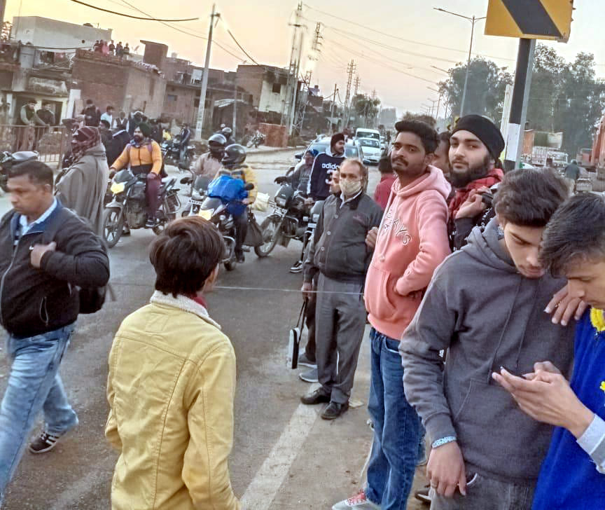 अंबाला जगाधरी हाइवे पर जाम लगाते खुडडा कलां के लोग