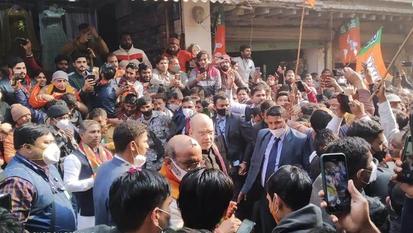 देवबंद में जनसंपर्क दौरान समर्थकों की भीड़ से घिरे केंद्रीय गृहमंत्री अमित शाह देवबंद में जनसंपर्क दौरान समर्थकों की भीड़ से घिरे केंद्रीय गृहमंत्री अमित शाह