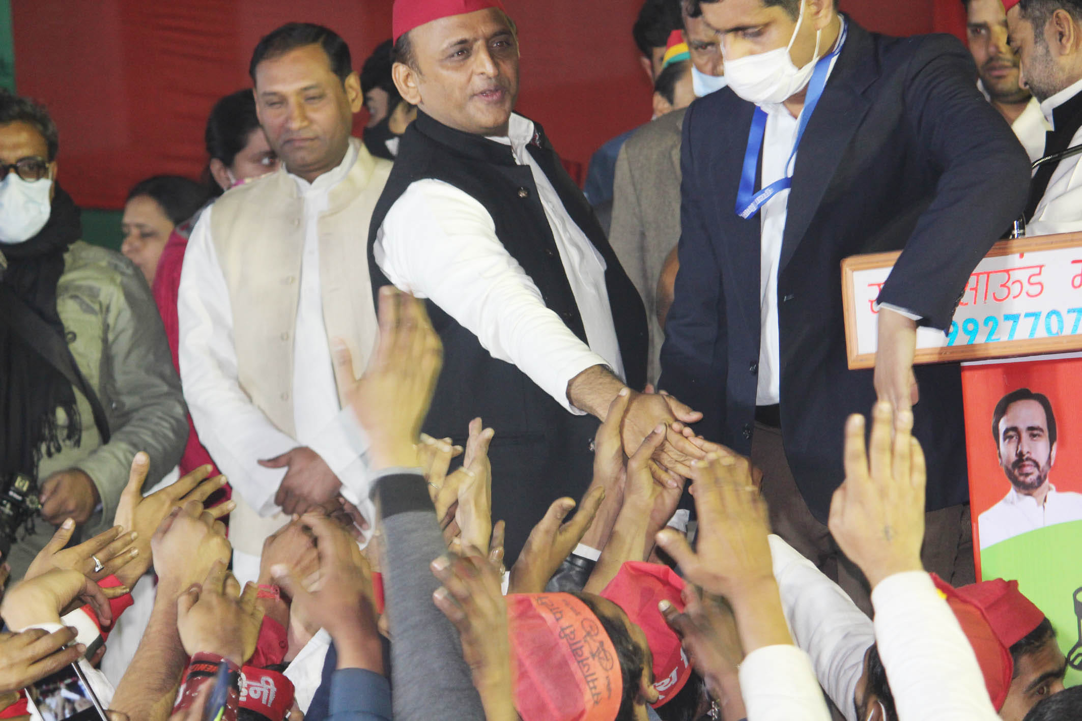 ढ़ में संबोधन के बाद लोगों से हाथ मिलाते पूर्व सीएम अखिलेश यादव। ढ़ में संबोधन के बाद लोगों से हाथ मिलाते पूर्व सीएम अखिलेश यादव।