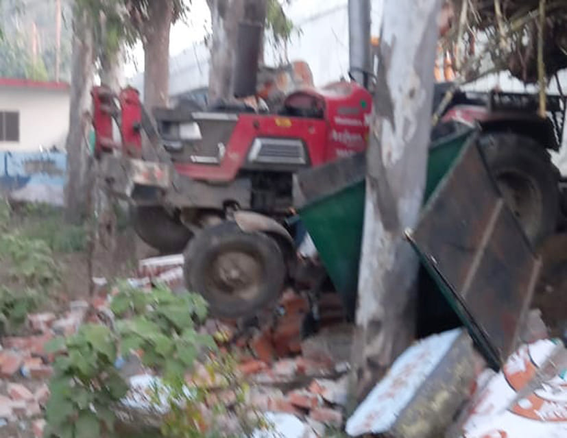 देवबंद के एसडीएम कार्यालय परिसर में दीवार तोड़कर अंदर घुसा अनियंत्रित ट्रैक्टर ट्राली देवबंद के एसडीएम कार्यालय परिसर में दीवार तोड़कर अंदर घुसा अनियंत्रित ट्रैक्टर ट्राली
