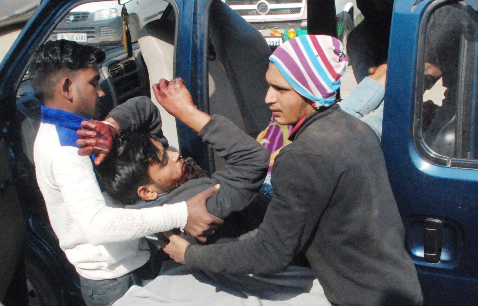 बागपत के फैजपुर निनाना गांव में चाकू लगने से घायल हुए युवक को जिला अस्पताल लेकर जाते परिजन। बागपत के फैजपुर निनाना गांव में चाकू लगने से घायल हुए युवक को जिला अस्पताल लेकर जाते परिजन।