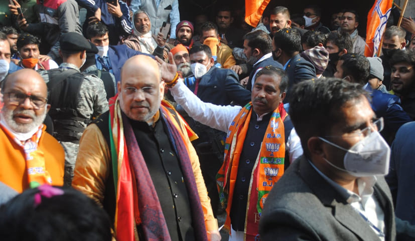 देवबंद में जनसंपर्क दौरान उमड़ी भीड़ को देखते केंद्रीय गृहमंत्री अमित शाह देवबंद में जनसंपर्क दौरान उमड़ी भीड़ को देखते केंद्रीय गृहमंत्री अमित शाह