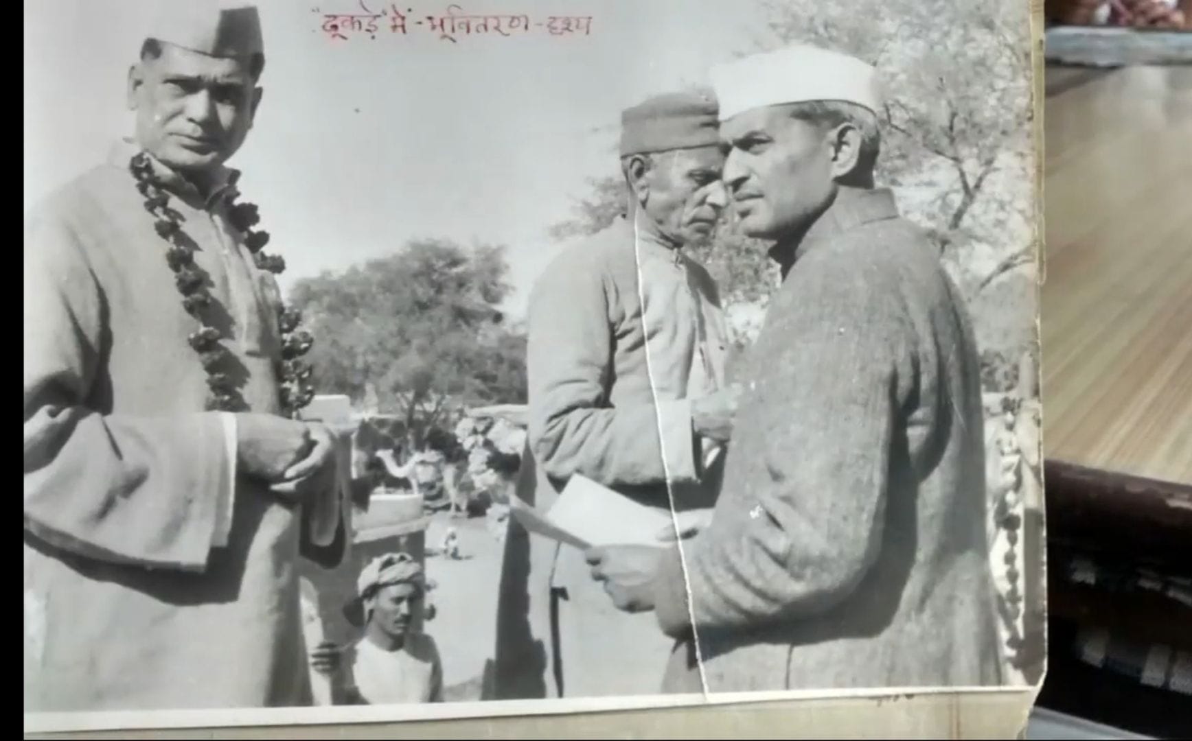 गांव ढूकड़ा में बाबू जयप्रकाश नारायण से जमीन बंटवाते सीताराम बागला