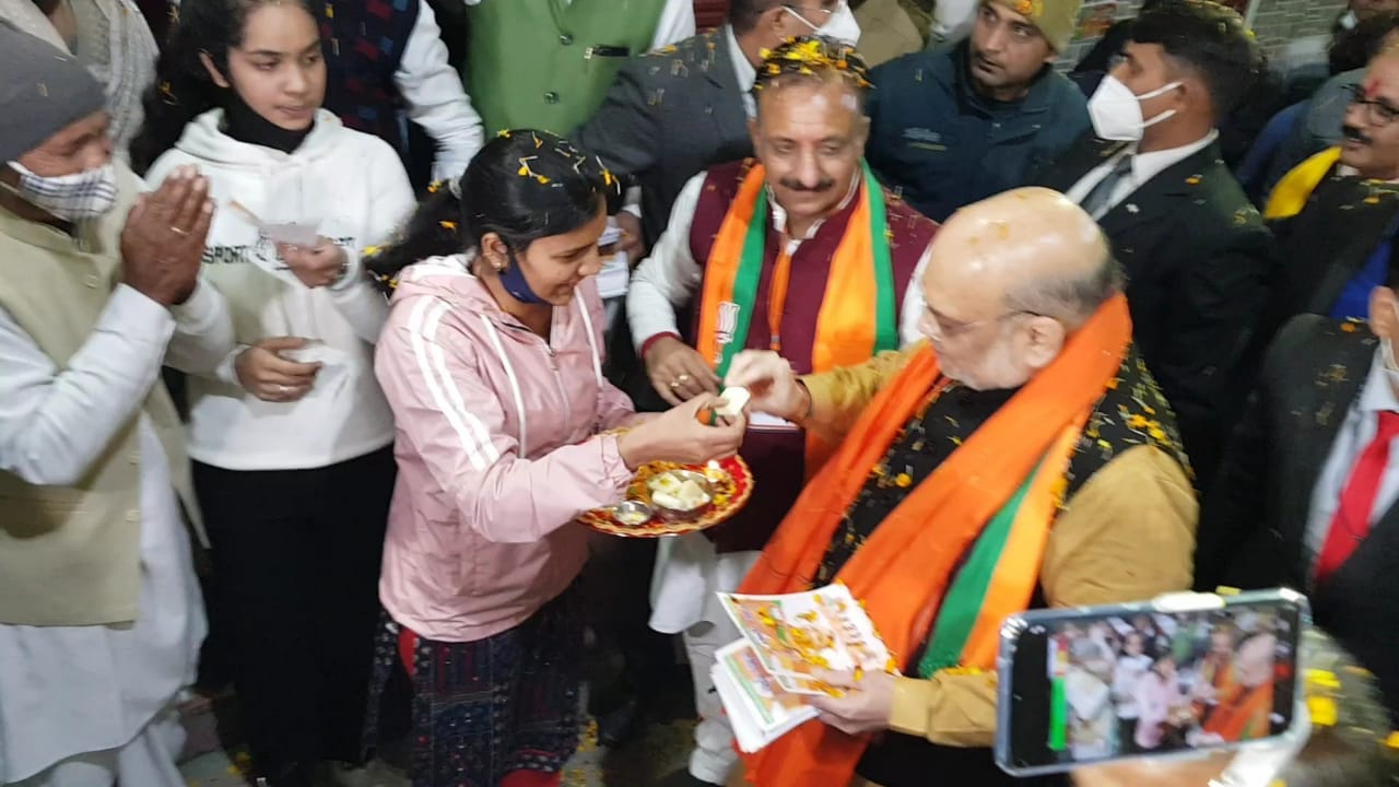 शारदा नगर में जनसंपर्क के दौरान गृह मंत्री को मिठाई खिलाती युवती शारदा नगर में जनसंपर्क के दौरान गृह मंत्री को मिठाई खिलाती युवती