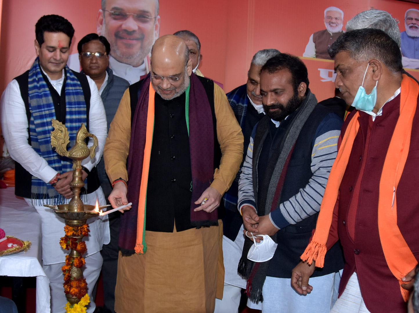 कोटा में मतदाता संवाद कार्यक्रम में दीप प्रज्ज्वलित करते केंद्रीय गृहमंत्री अमित शाह।