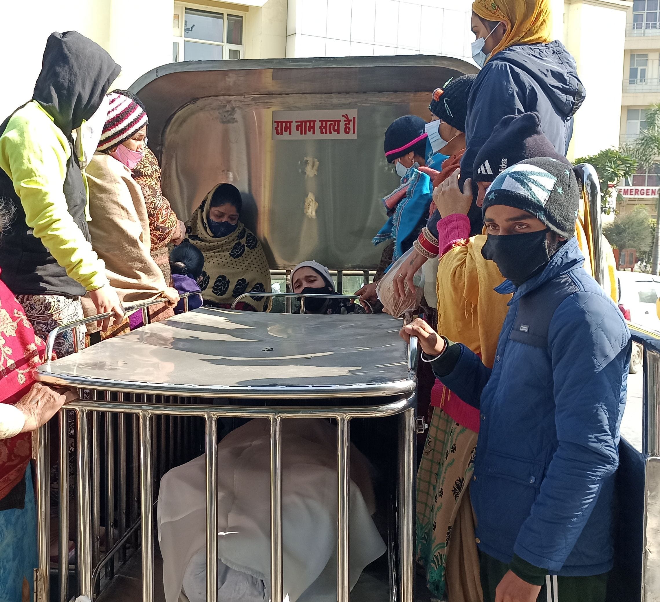 पानीपत। सिविल अस्पताल से शव को लेकर जाते हुए परिजन व विलाप करते हुइ महिलाएं। पानीपत। सिविल अस्पताल से शव को लेकर जाते हुए परिजन व विलाप करते हुइ महिलाएं।