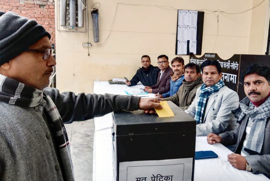 पलिया बार एसोसिएशन के चुनाव में वोट डालते अधिवक्ता।
