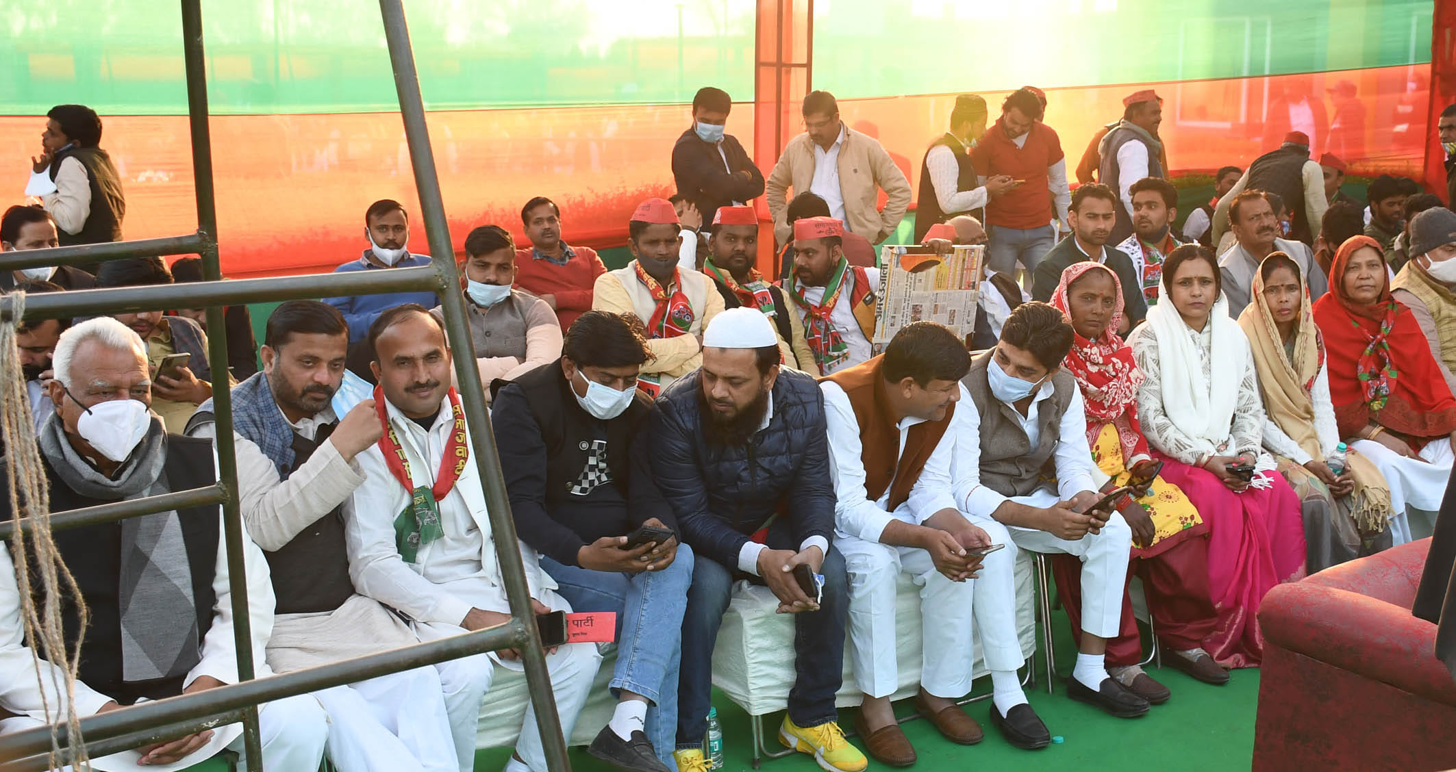गढ़ में सभा स्थल पर पूर्व सीएम अखिलेश यादव और रालोद राष्ट्रीय अध्यक्ष जयंत चौधरी का इंतजार करते क गढ़ में सभा स्थल पर पूर्व सीएम अखिलेश यादव और रालोद राष्ट्रीय अध्यक्ष जयंत चौधरी का इंतजार करते क
