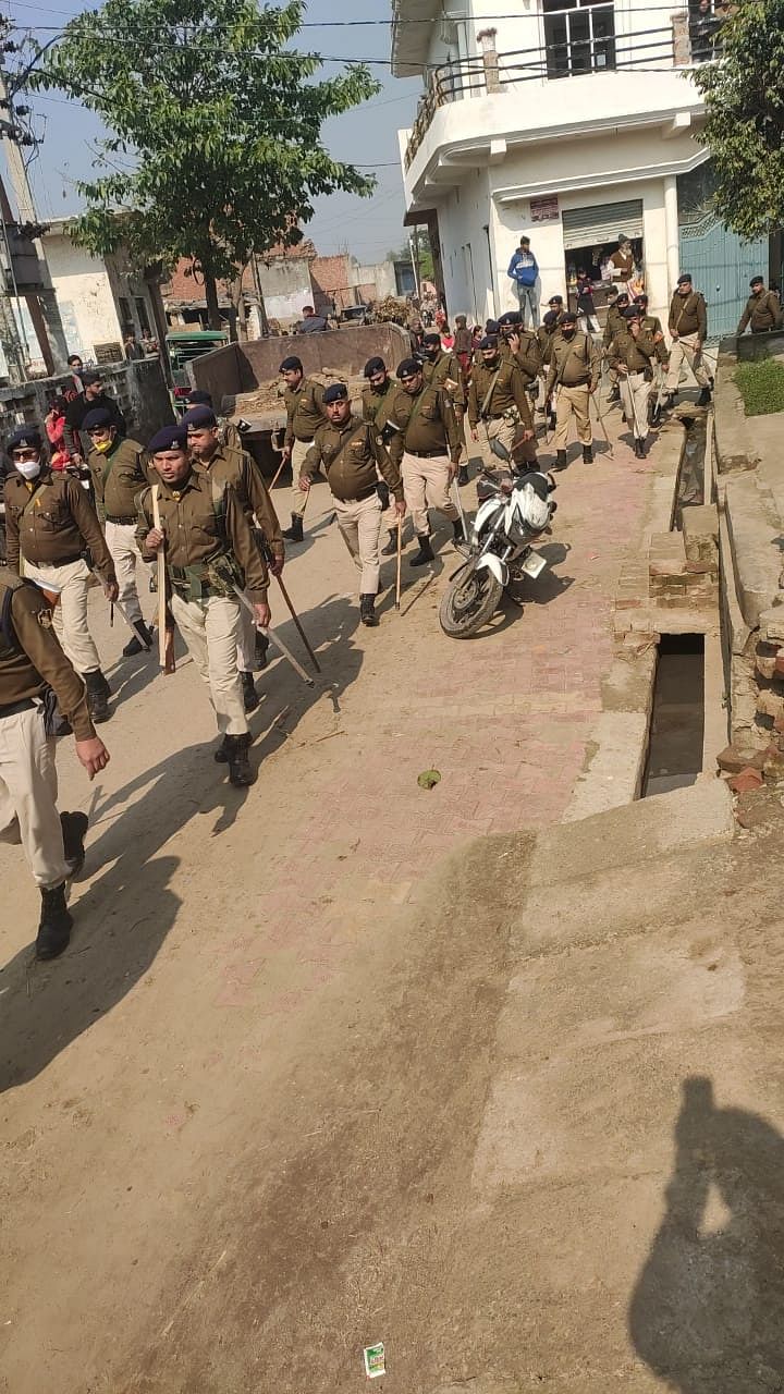 मीरापुर में फ्लैग मार्च करते हुए पुलिस और आरपीएफ बटालियन।