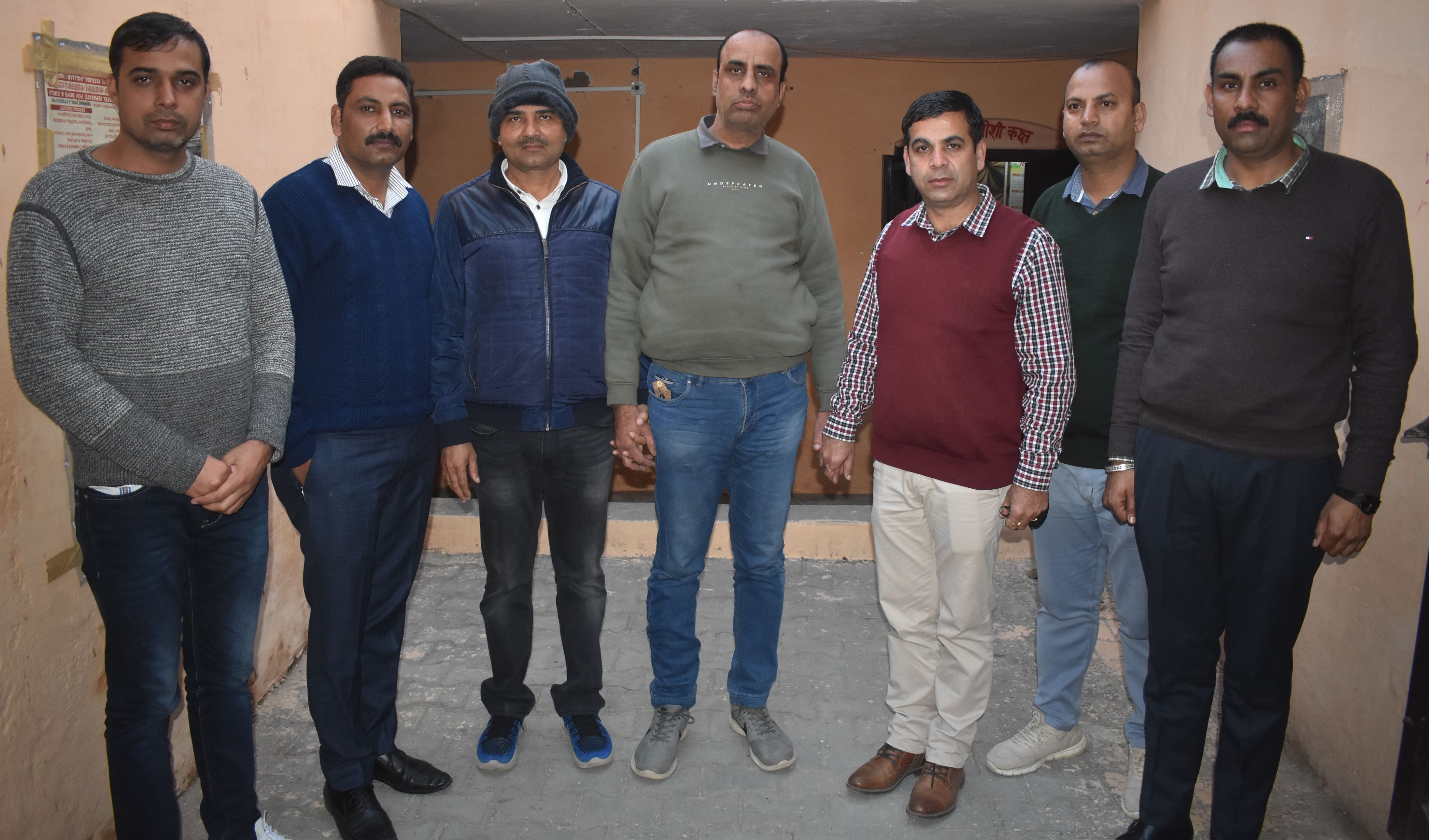पानीपत।  विजिलेंस की गिरफ्त में जिला बागवानी अधिकारी महावीर शर्मा ( लाइट ग्रीन पहनने हुए और बीच म?