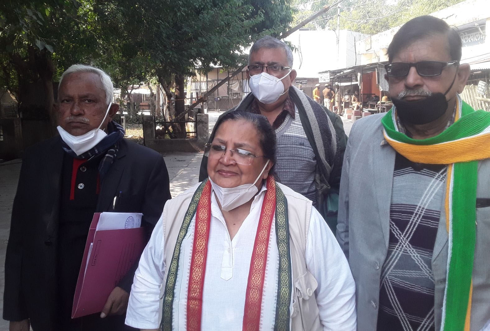 कलक्ट्रेट में नामांकन करने जातीं सदर विधानसभा क्षेत्र से कांग्रेस प्रत्याशी लुईस खुर्शीद। संव?