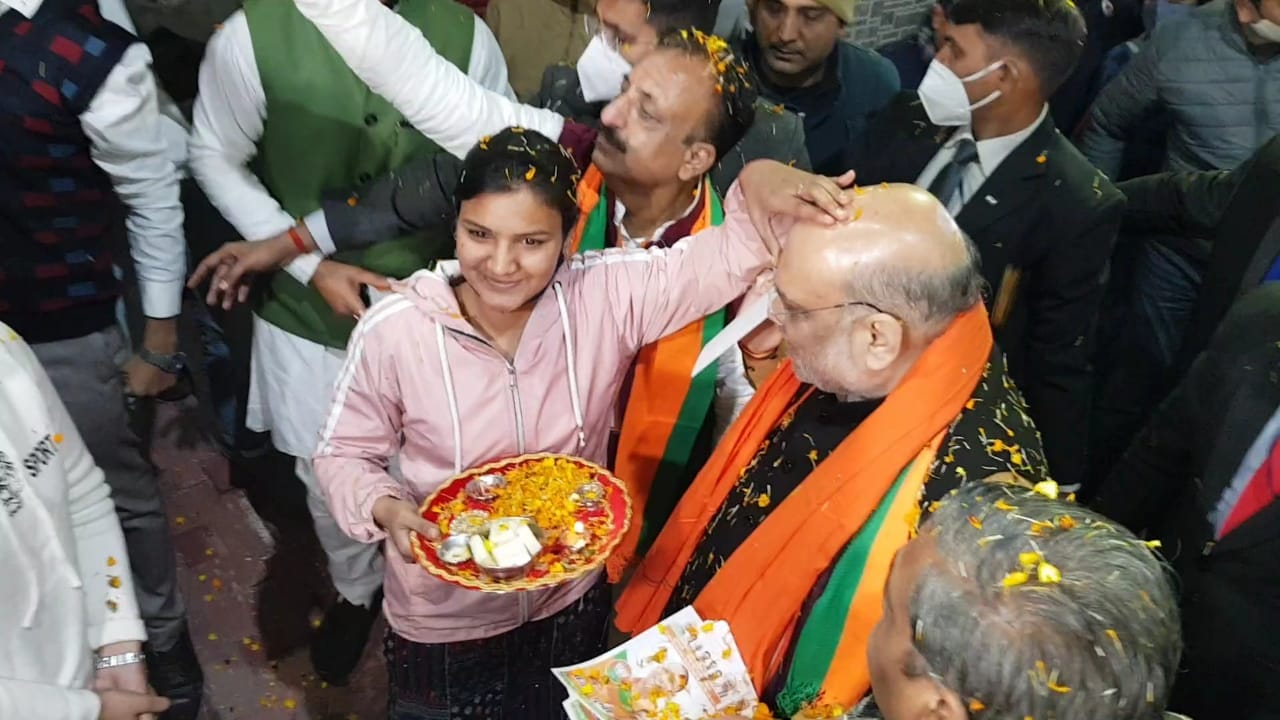 शारदा नगर में जनसंपर्क के दौरान गृह मंत्री को तिलक करती युवती शारदा नगर में जनसंपर्क के दौरान गृह मंत्री को तिलक करती युवती
