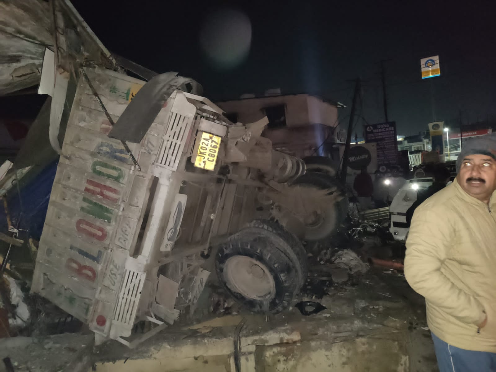 उधमपुर के चक मोड़ इलाके में पुराने राजमार्ग पर पलटा ट्रक उधमपुर के चक मोड़ इलाके में पुराने राजमार्ग पर पलटा ट्रक