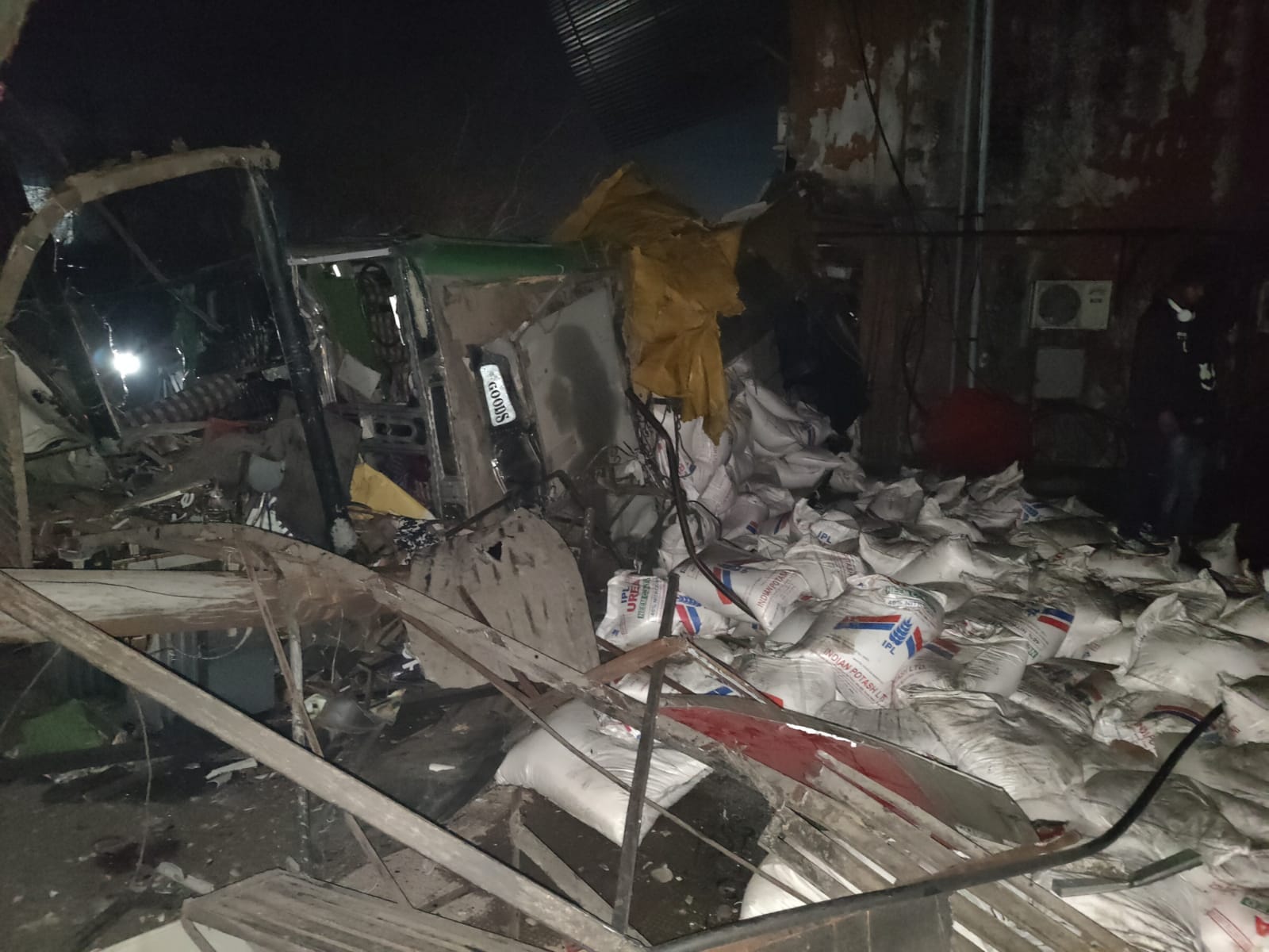 उधमपुर के चक मोड़ इलाके में पुराने राजमार्ग पर पलटा ट्रक उधमपुर के चक मोड़ इलाके में पुराने राजमार्ग पर पलटा ट्रक