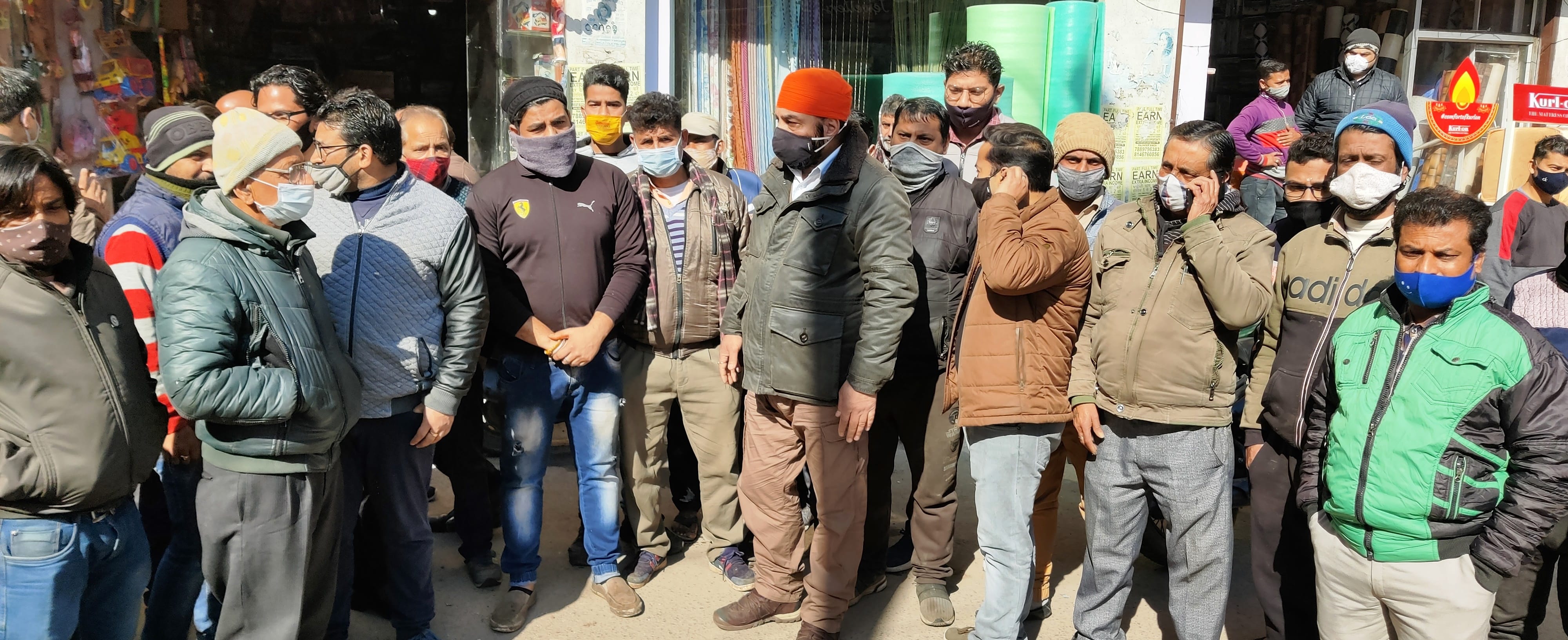उधमपुर: गोल मार्केट में बाजार बंद का विरोध करते स्थानीय दुकानदार. उधमपुर: गोल मार्केट में बाजार बंद का विरोध करते स्थानीय दुकानदार.