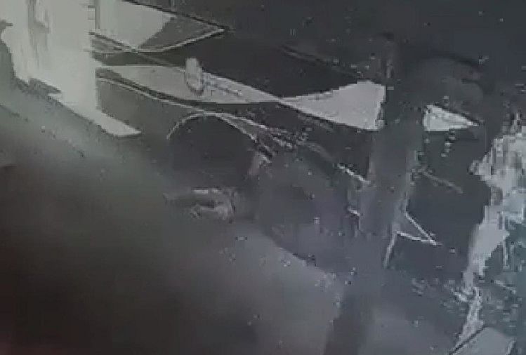 Damoh: Pemuda Melompat Di Bawah Ban Bus yang Bergerak, Roda Dipasang Di Pinggang, Masuk Rumah Sakit Distrik