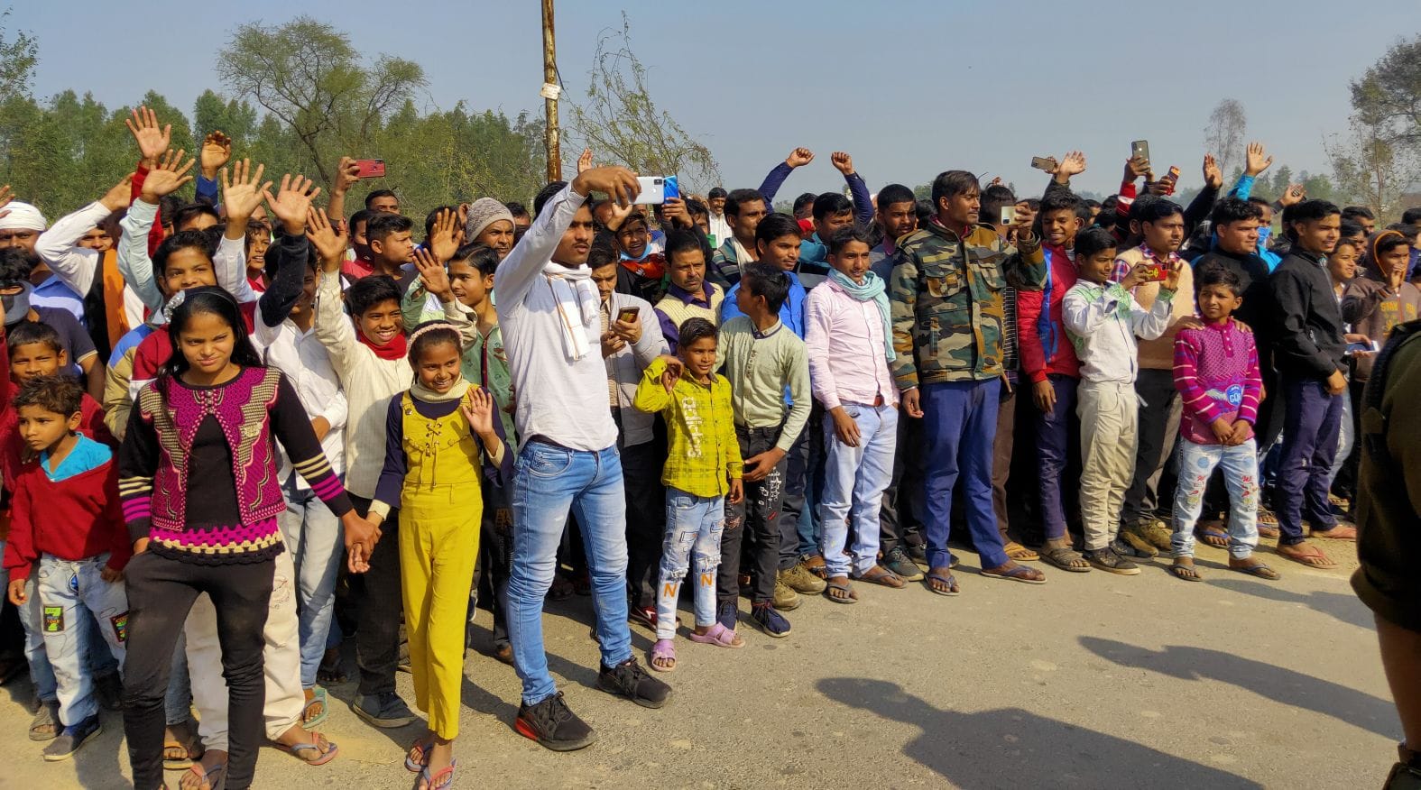 फर्रुखाबाद के कस्बा राजेपुर में रक्षा मंत्री राजनाथ सिंह को देखने के लिए लगी भीड़। संवाद