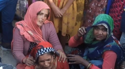 रोते बिलखते अरविंद मौर्य के परिजन। संवाद रोते बिलखते अरविंद मौर्य के परिजन। संवाद