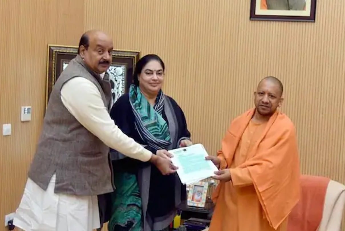 सीएम योगी के साथ रानी पक्षालिका और राजा अरिदमन सिंह