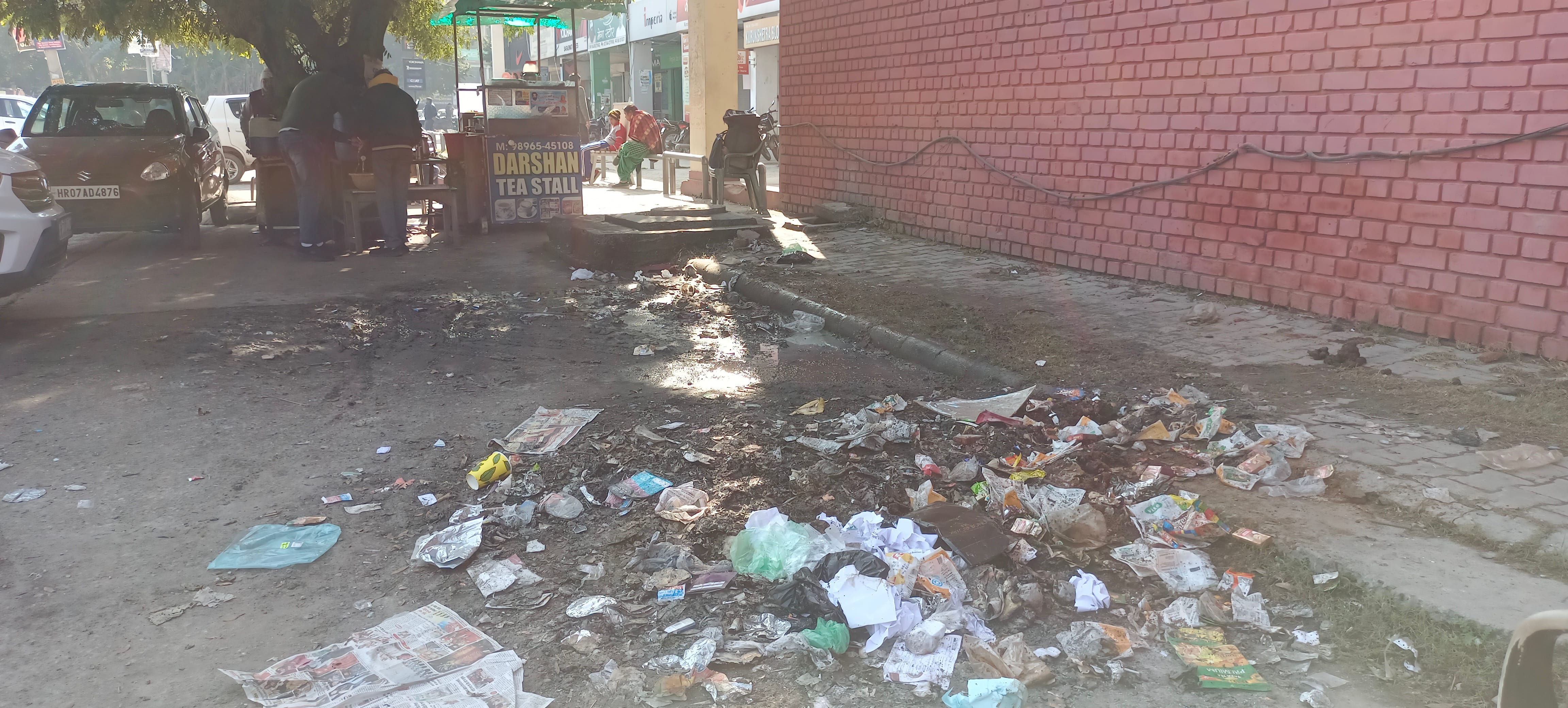 एलआईसी की इमारत के साइड में पड़ी गंदगी। संवाद एलआईसी की इमारत के साइड में पड़ी गंदगी। संवाद