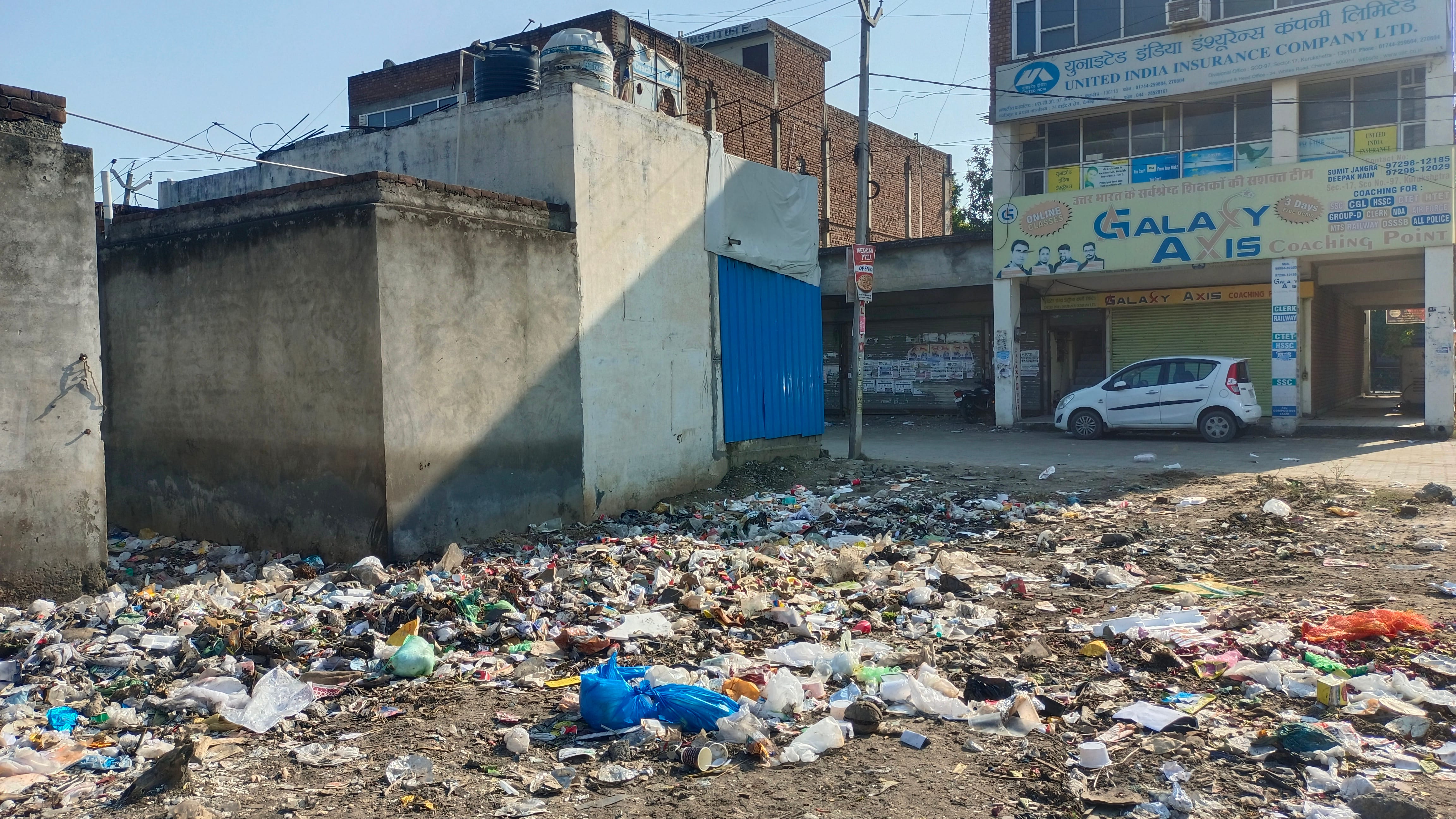 एससीओ 97 के आगे फैली गंदगी, यहां आसपास कई शिक्षण संस्थान हैं। संवाद एससीओ 97 के आगे फैली गंदगी, यहां आसपास कई शिक्षण संस्थान हैं। संवाद