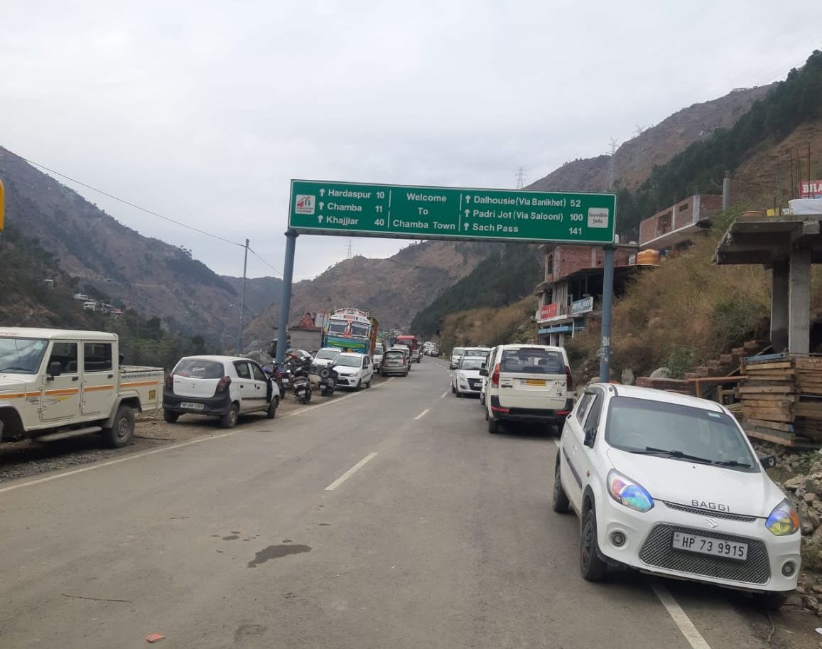 हाईवे पर मैहला के समीप मार्ग बाधित होने के कारण खड़े वाहन।