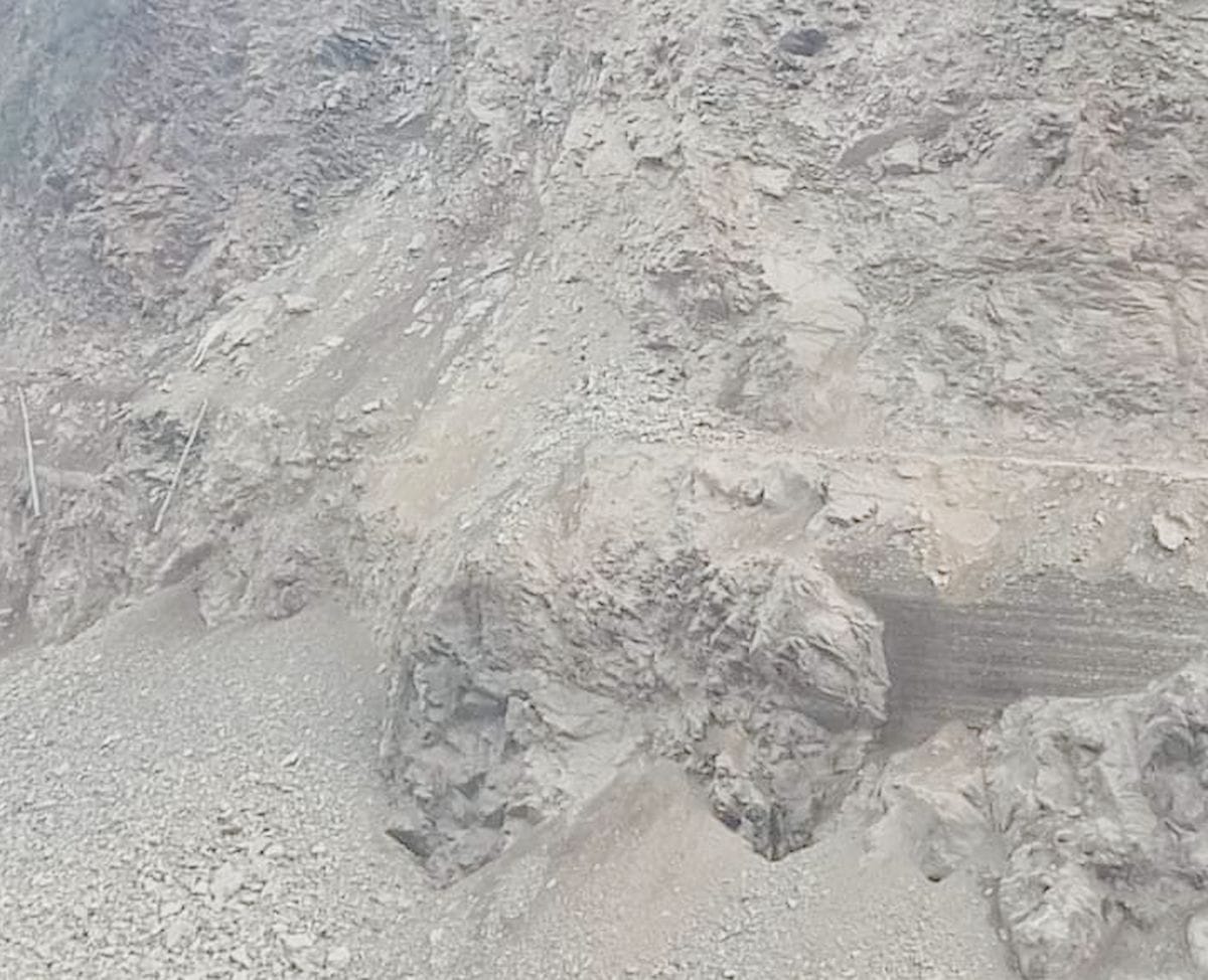 भूस्खलन से बंद पड़ा मैहला के पास भरमौर-पठानकोट एनएच मार्ग।