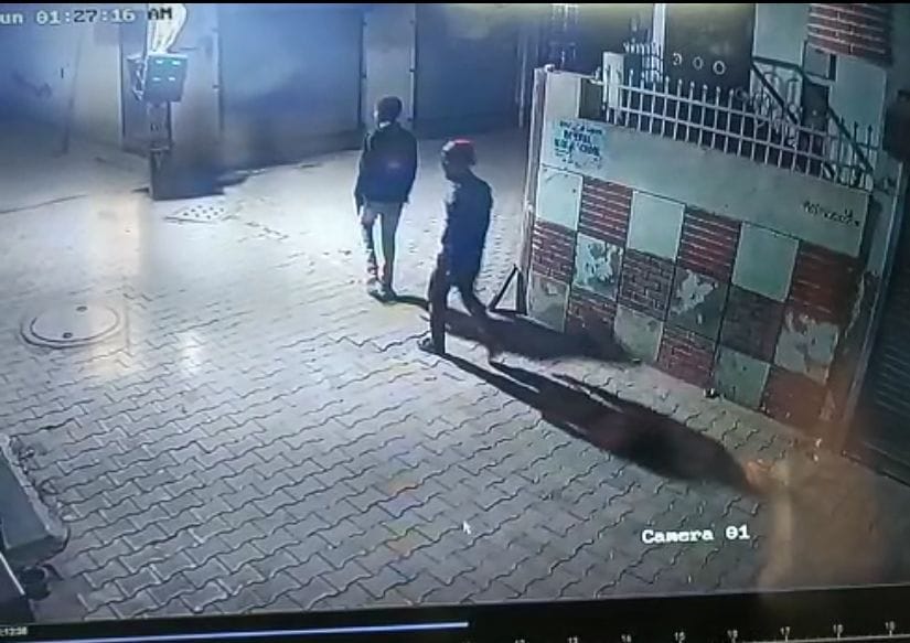 सीसीटीवी में गली में घूमते दिखाई देते अज्ञात युवक। सीसीटीवी में गली में घूमते दिखाई देते अज्ञात युवक।
