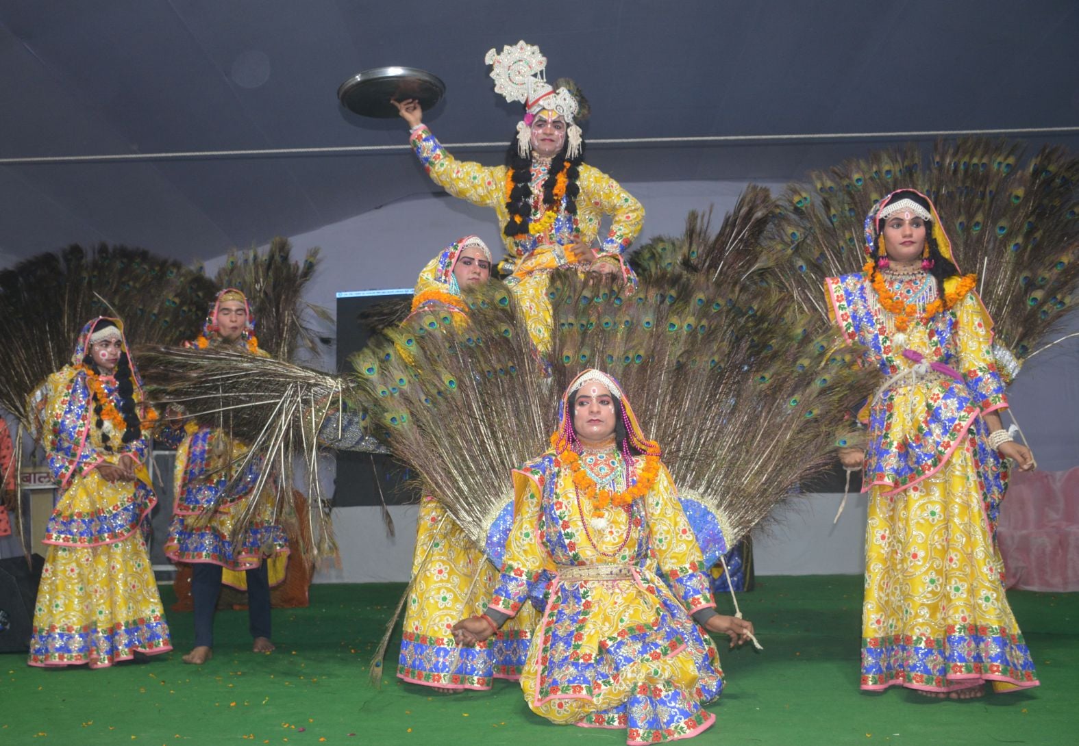 मेला रामनगरिया में सांस्कृतिक कार्यक्रम पेश करते कलाकार। संवाद मेला रामनगरिया में सांस्कृतिक कार्यक्रम पेश करते कलाकार। संवाद