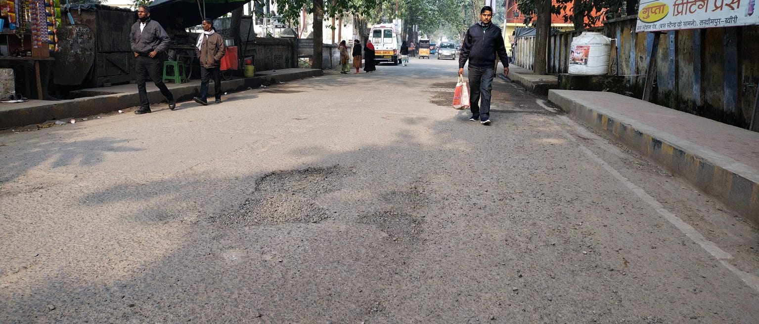 जेल रोड पर गड्डे जेल रोड पर गड्डे