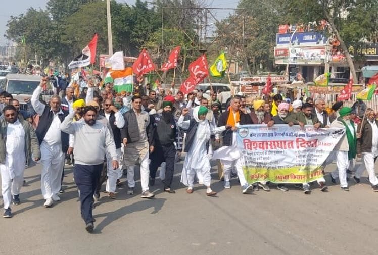 प्रदर्शन करते किसान।