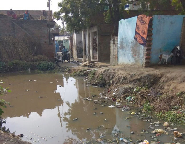 Rempli d’eau jusqu’aux ruelles de Dhaniyapura et aux portes des maisons