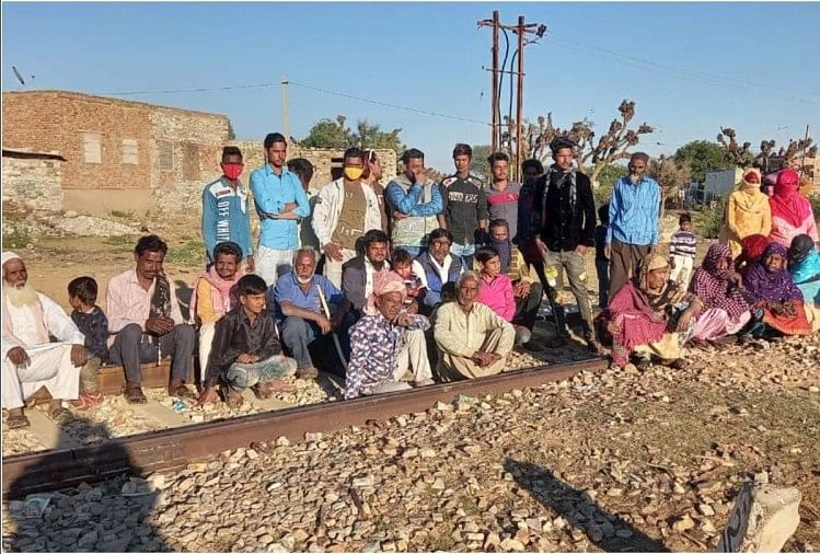 300 Orang Di Makrana Dipenjara Di Antara Dua Jalur Kereta