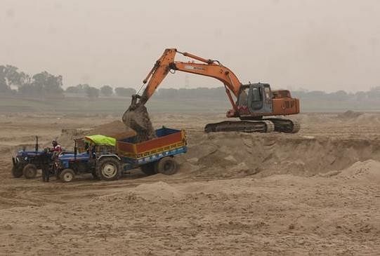 Interdiction d’impact sur l’extraction de sable à travers Ganga à Varanasi Dm Kaushal Raj Sharma a publié un avis à l’agent minier
