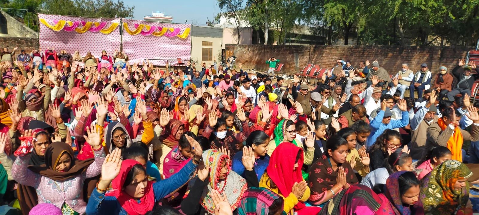 प्रवचन सुनते गो भक्त । प्रवचन सुनते गो भक्त ।