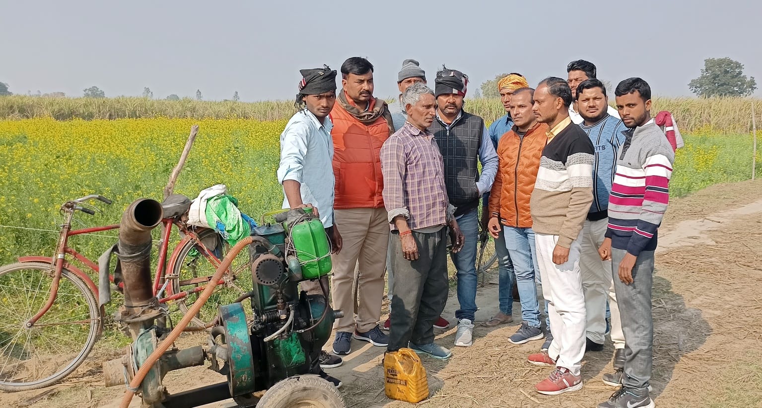 -खेतो में जनसम्पर्क करते कार्यकर्ता -खेतो में जनसम्पर्क करते कार्यकर्ता