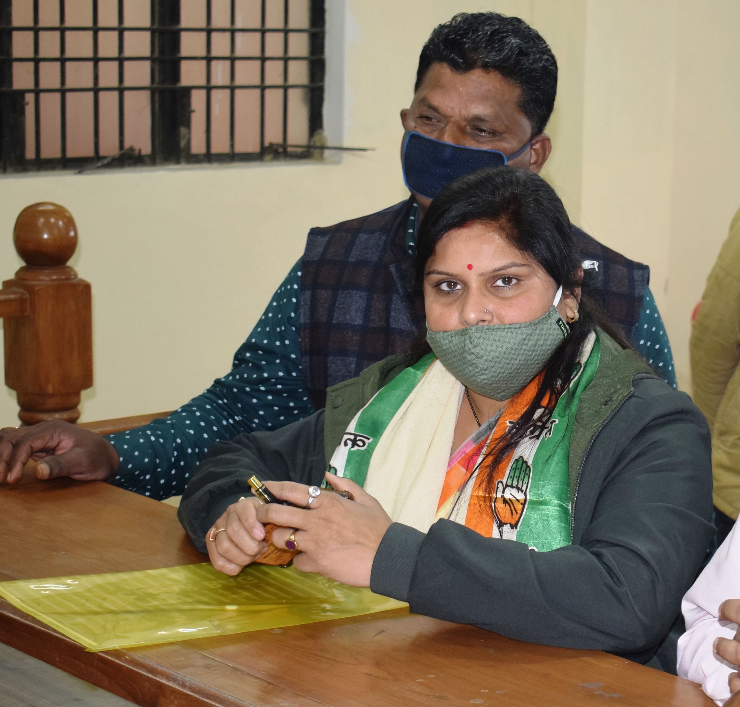 La candidate du Congrès Divya Sharma dépose sa candidature auprès de l'Assemblée législative d'Amanpur à Kasganj.