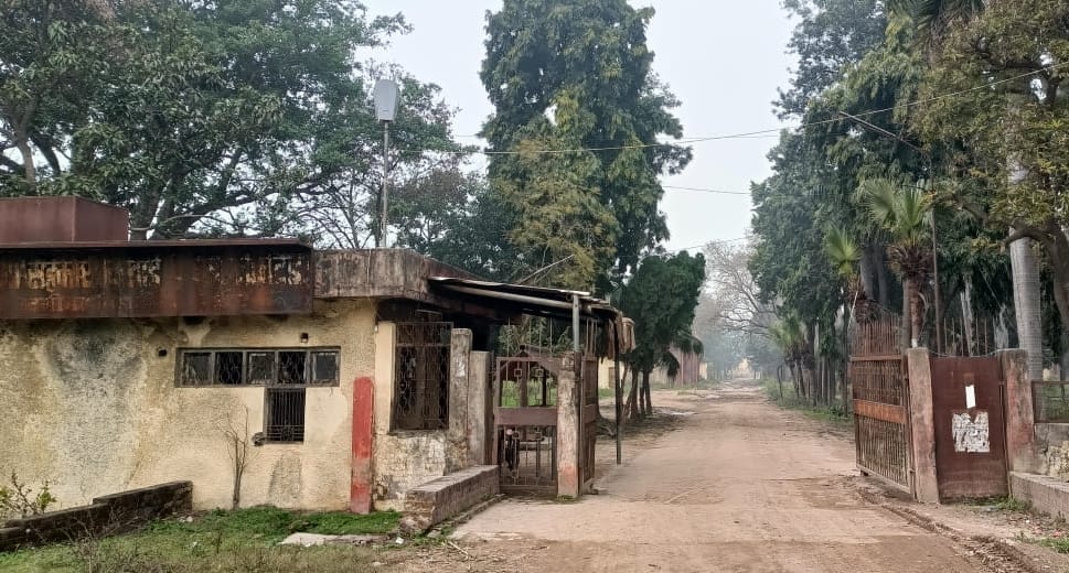 नगीना की बंद पड़ी सहकारी कताई मिल। नगीना की बंद पड़ी सहकारी कताई मिल।