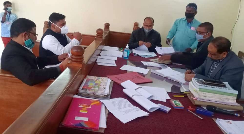 दोबारा नामांकन सेट दाखिल करते कांग्रेस प्रत्याशी सागर सिंह।