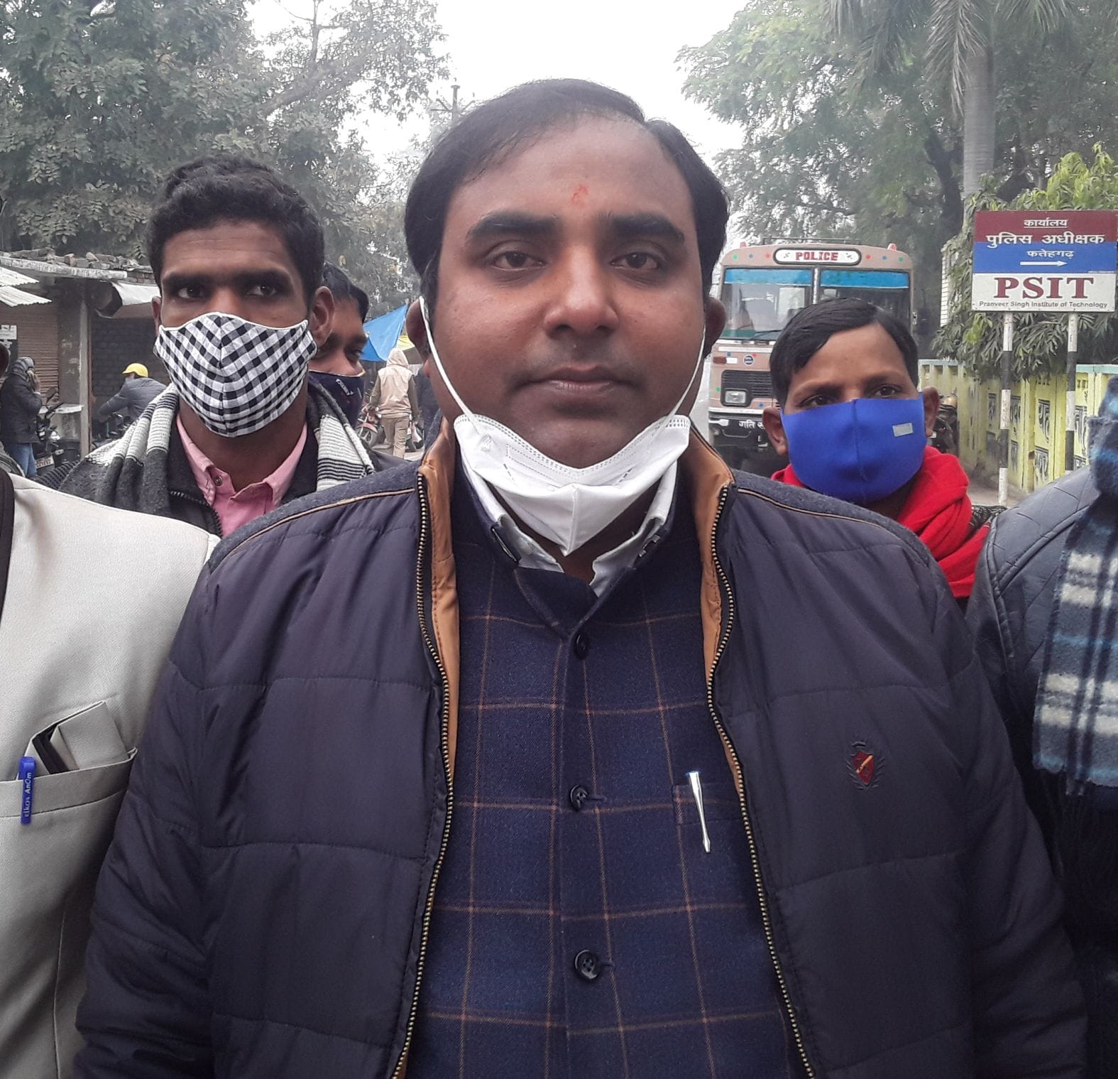 कलक्ट्रेट में नामांकन करने जाते कायमगंज से जन अधिकार पार्टी के प्रत्याशी अरुण दिवाकर। संवाद