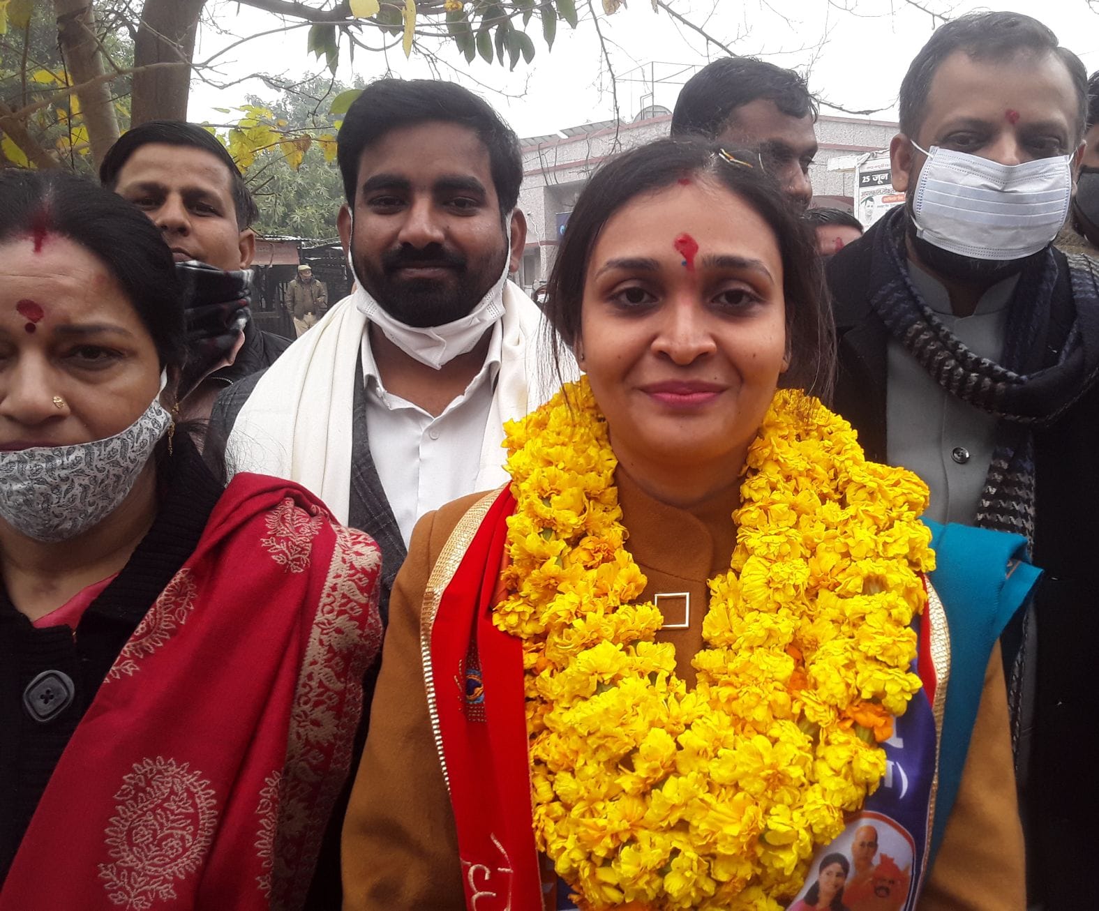कलक्ट्रेट में नामांकन करने जातीं कायमगंज से अपना दल की प्रत्याशी सुरभि गंगवार। संवाद
