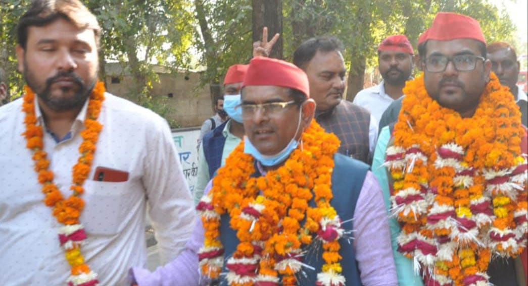 जिलाध्यक्ष व समर्थकों के साथ नामांकन को आए तिंदवारी क्षेत्र से सपा प्रत्याशी बृजेश प्रजापति (सब? जिलाध्यक्ष व समर्थकों के साथ नामांकन को आए तिंदवारी क्षेत्र से सपा प्रत्याशी बृजेश प्रजापति (सब?